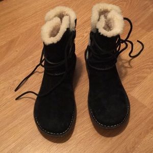 Ugg’s lace up suede boots size 6